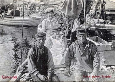 Postkort Kerteminde havnen fiskere sorterer fangsten
