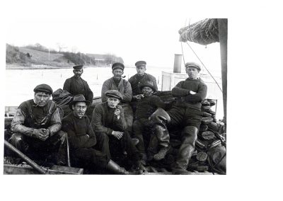 Postkort Kerteminde havnen gruppe fiskere