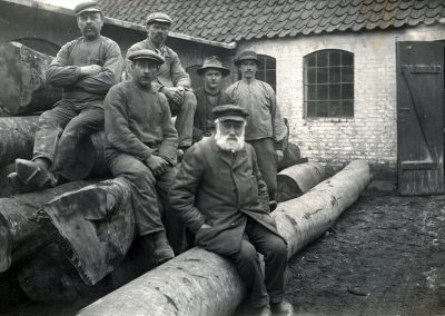 Postkort med fotografi af 3 arbejdere på Kerteminde savværk og vognfabrik. Et af mange gamle postkort fra Kerteminde på Karsten Holm Jensens hjemmeside