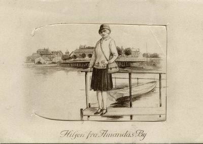 Hilsen fra Amandas by. Med en tegnet Amanda i sommertøj og med nederdel. Et af mange gamle postkort fra Kerteminde på Karsten Holm Jensens hjemmeside.