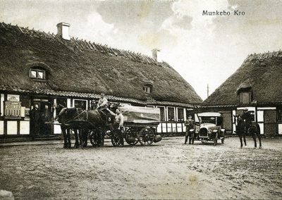 Gammelt postkort fra Munkebo. Kroen med hentevogn, bil og rytter.