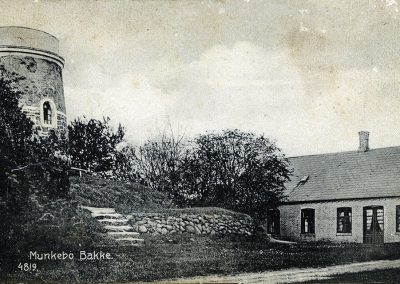Gammelt postkort fra Munkebo. Munkebo Bakke med udsigtstårn og gård.