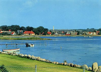 Gammelt postkort fra Munkebo. Byen set fra fjorden.