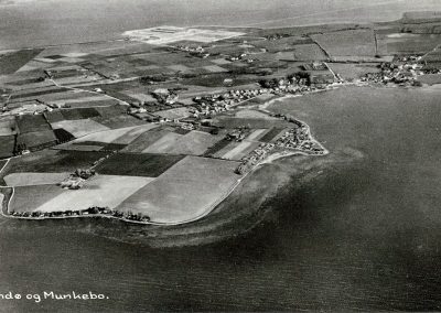 Gammelt postkort fra Munkebo. Lindø før værftet. Luftfotografi.