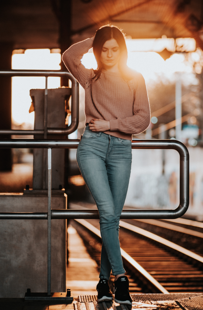 Portrait mit Sonne im Rücken am Abend