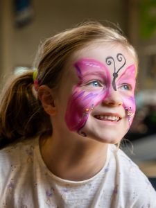 kinderfeestjes kindergrime unicorn eenhoorn mooi makkelijk kids grime paardendag oud heverlee kinderanimatie aan huis schmink make up grimeurs roze (16)