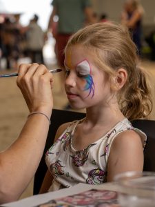 kinderfeestjes kindergrime unicorn eenhoorn mooi makkelijk kids grime paardendag oud heverlee kinderanimatie aan huis schmink make up grimeurs roze