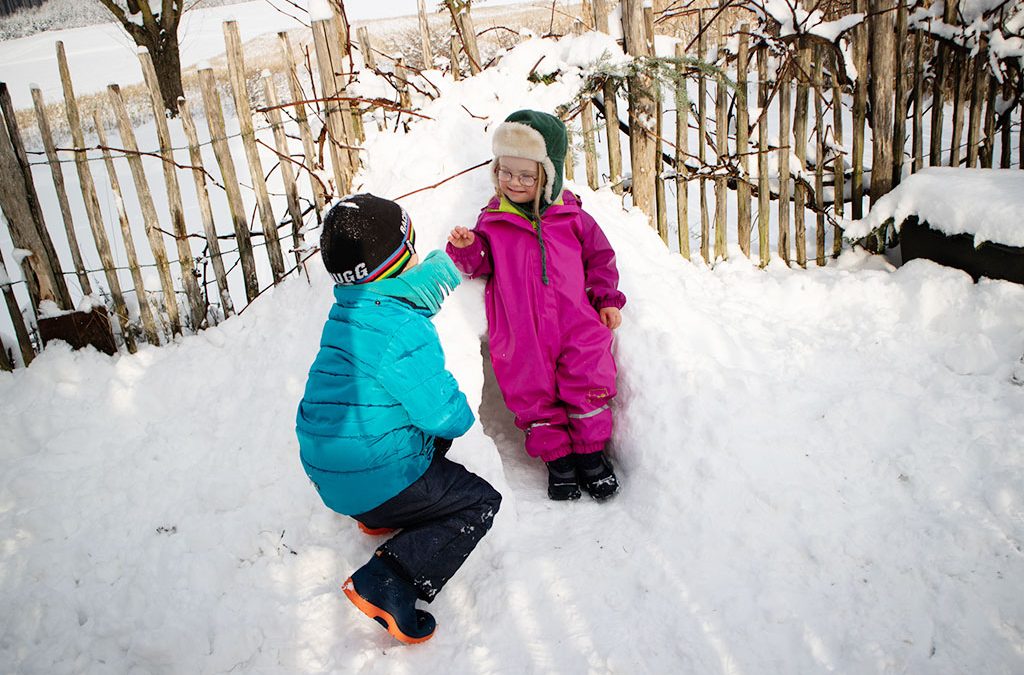 Kinder spielen im Schnee