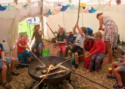 Stockbrot rösten im Tipi