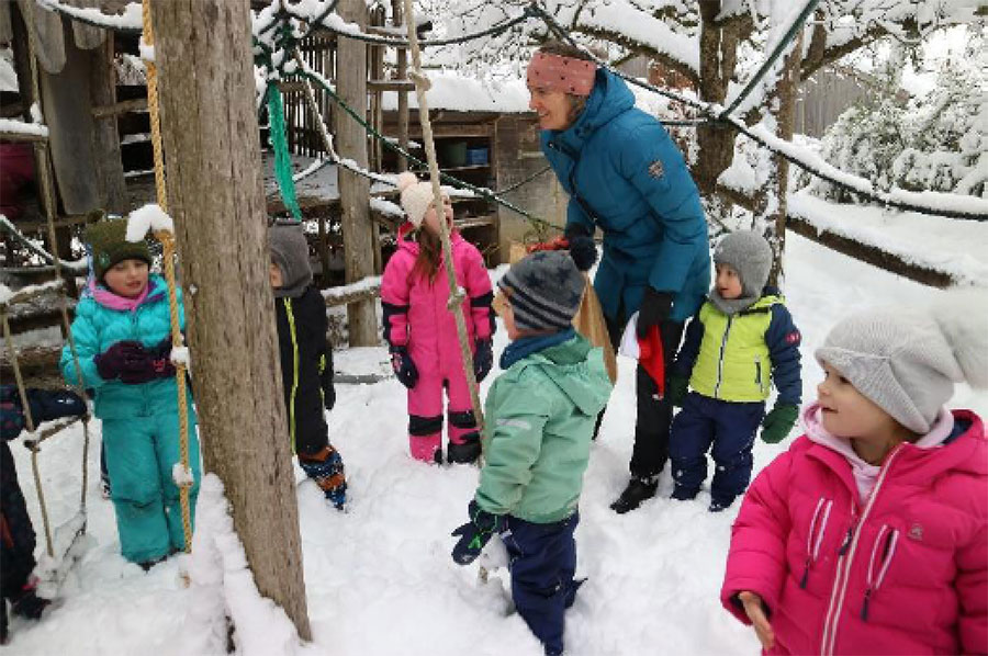 Mit den Kindern Im Schnee