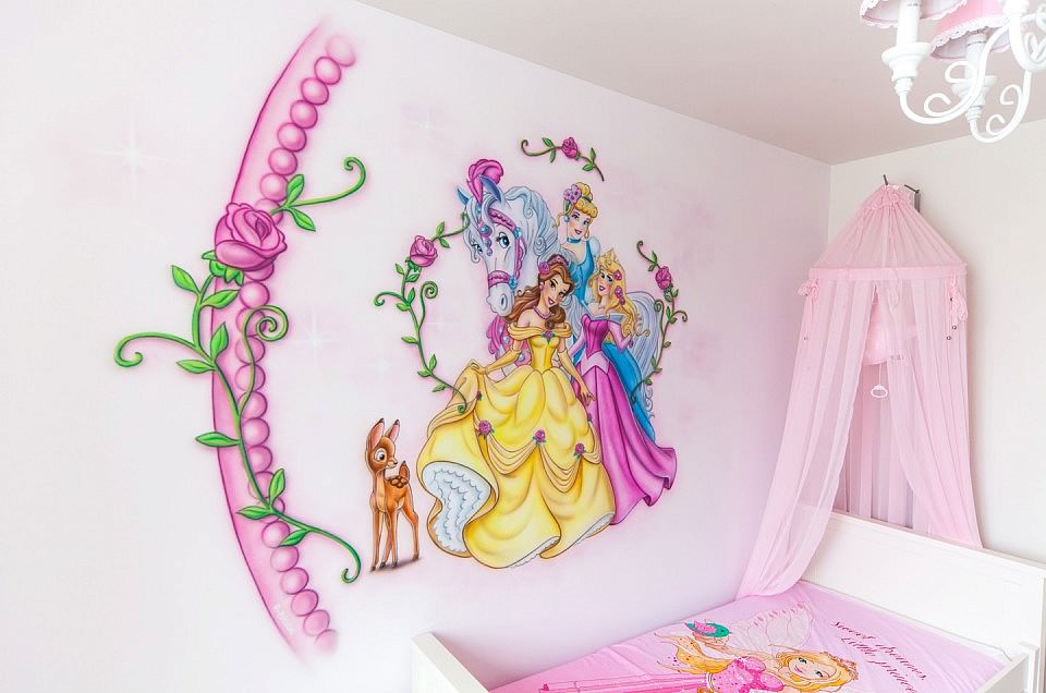 Disney prinsessen airbrush muurschildering in meisjeskamer op roze muur