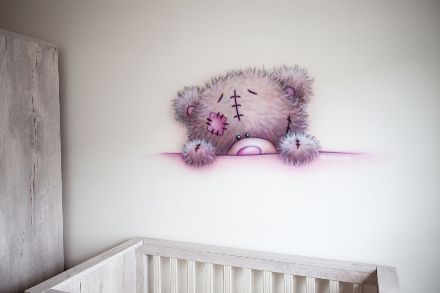 Roze me to you beertje meisjeskamer, airbrush babykamer muurschildering