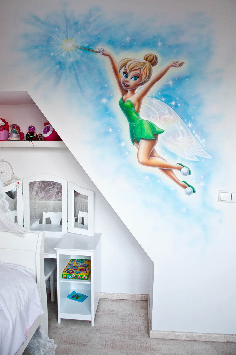 Tinkerbell airbrush muurschildering in meisjeskamer, elfje en sterretjes