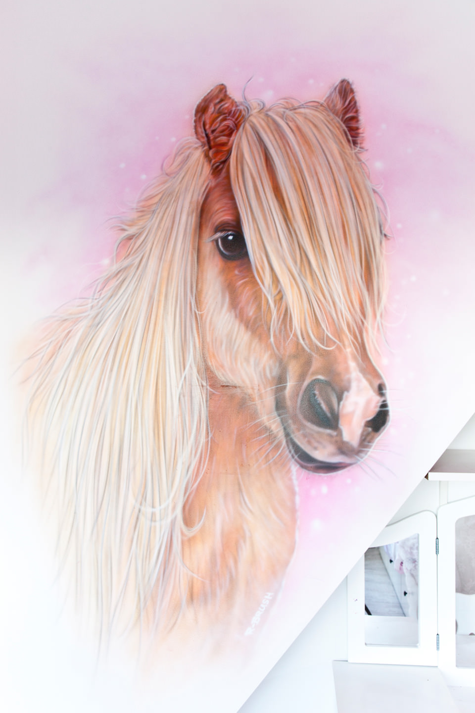 Airbrush muurschildering van paard / pony in meisjeskamer