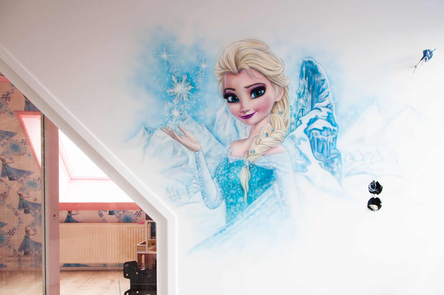 Muurschildering van Elsa in Frozen meisjeskamer