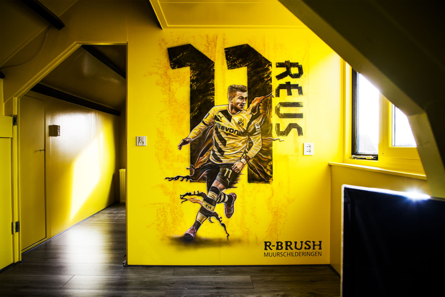 Voetbalclub muurschildering! Marco Reus van Borussia Dortmund in een jongenskamer.