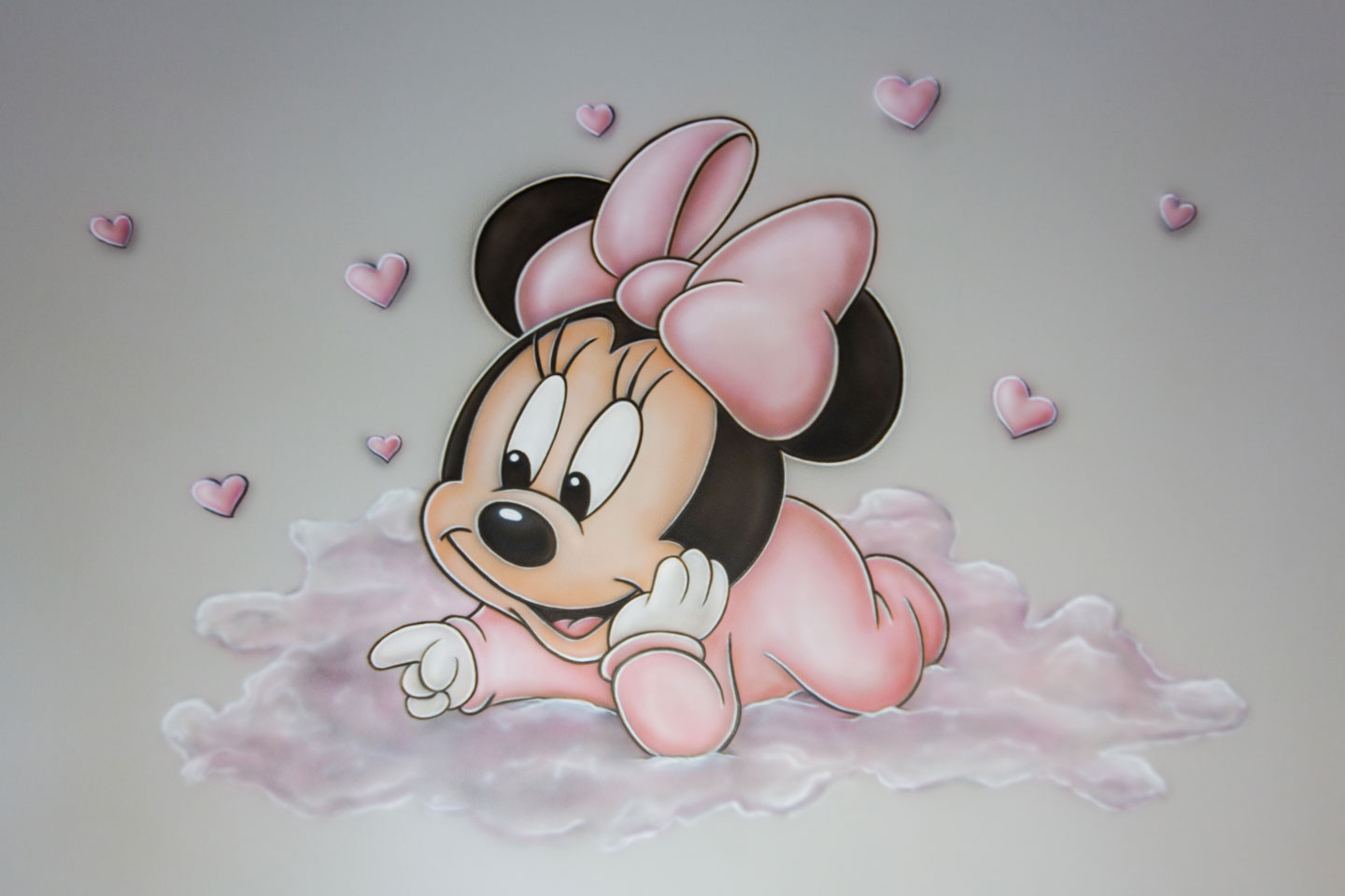 Minnie Mouse op een wolkje met roze hartjes
