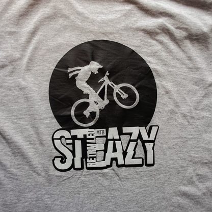 STEAZY TSHIRT WHITEON GREY BACK e1716285369350