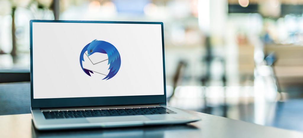 Bærbar med logo af Mozilla Thunderbird