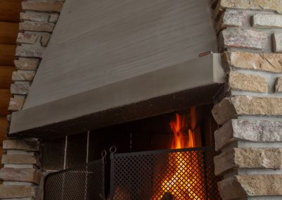 Kinkamon Saunan takkatuvassa nautit takkatulen lämmöstä.