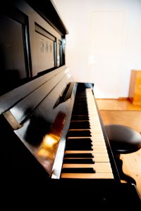 Kinkamon Salia koristaa vanha piano.