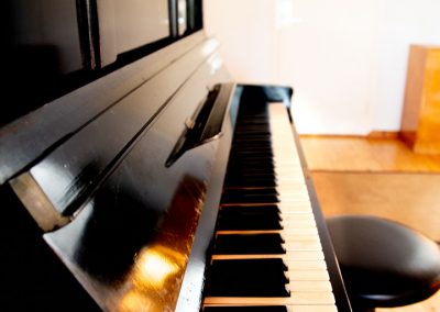 Kinkamon Salia koristaa vanha piano.