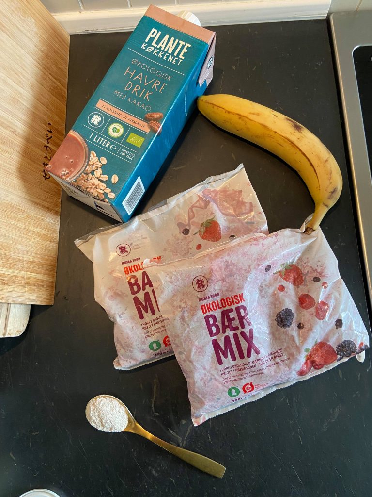 Ingredienser til smoothie bowl - bærmix, banan, vanilje, mandelmælk