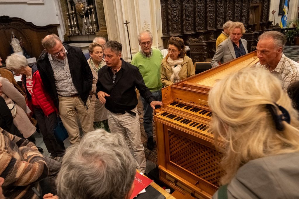 Orgebouwer Markus Harder-Völkmann gaf wat uitleg bij het claviorganum.