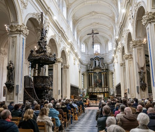 Een zo goed als volle Sint-Gorgoniuskerk genoot duidelijk van het concert. (Foto: Frank Emmers)