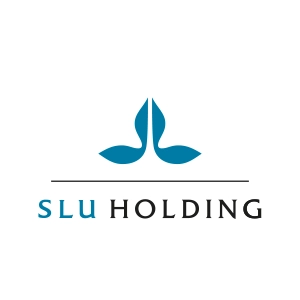 Logotyp för SLU Holding med blå löv och texten ‘SLU Holding’ under en horisontell linje.