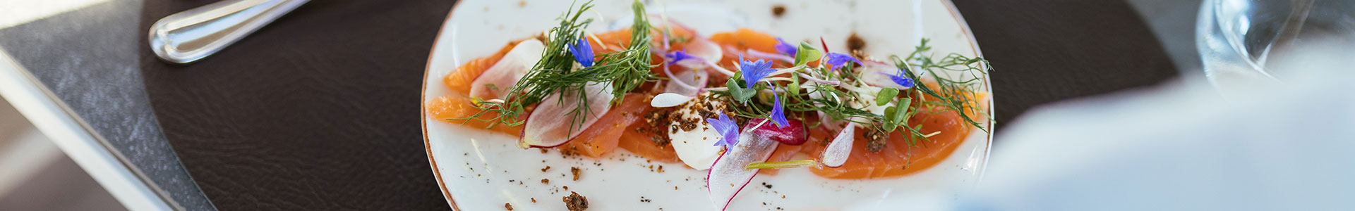 Restaurant KLINTEN rimmet laks med lokalt grønt
