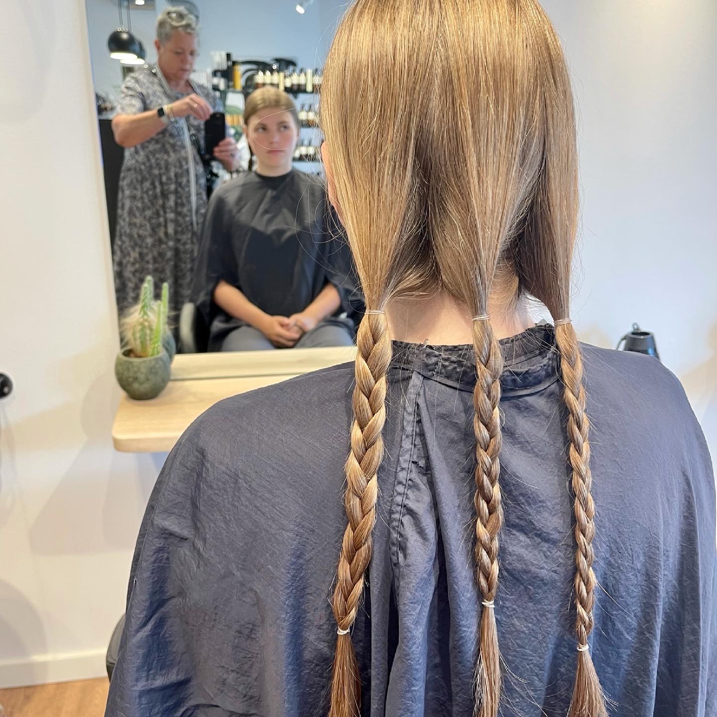 Mange mennesker i Danmark 🇩🇰 donere deres hår til paryk .. · KLIPTONE -  SKIVE / FRISØR OG PARYKHUS - VESTERGADE 16B - TELE.22 28 11 98