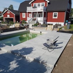 Privatperson Sollentuna Läggning av 2cm tjocka 60x90 klinker i poolområde.