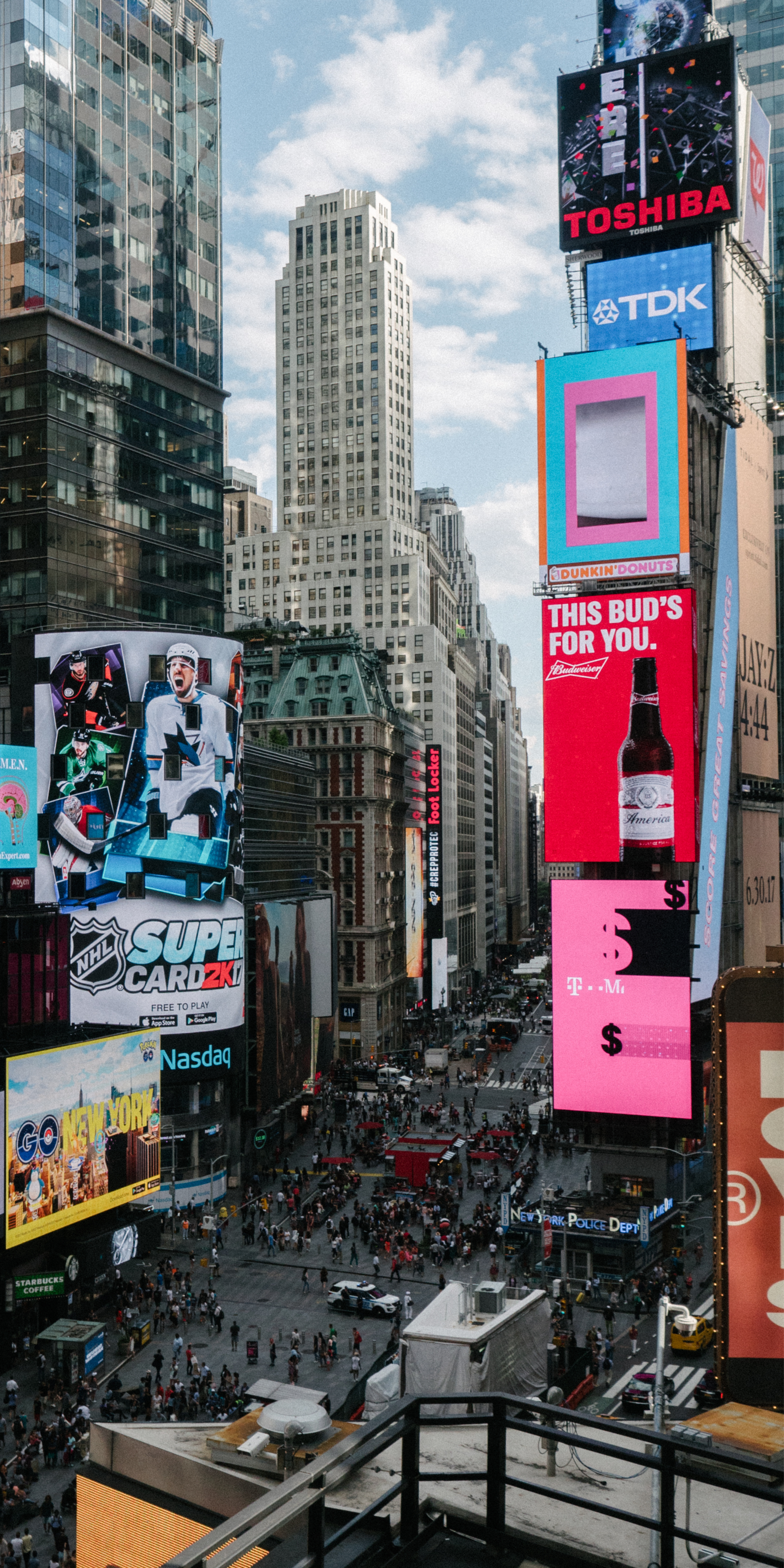 Afbeelding van Time Square New York met digitale billboard met marketing boodschappen van diverse merken.