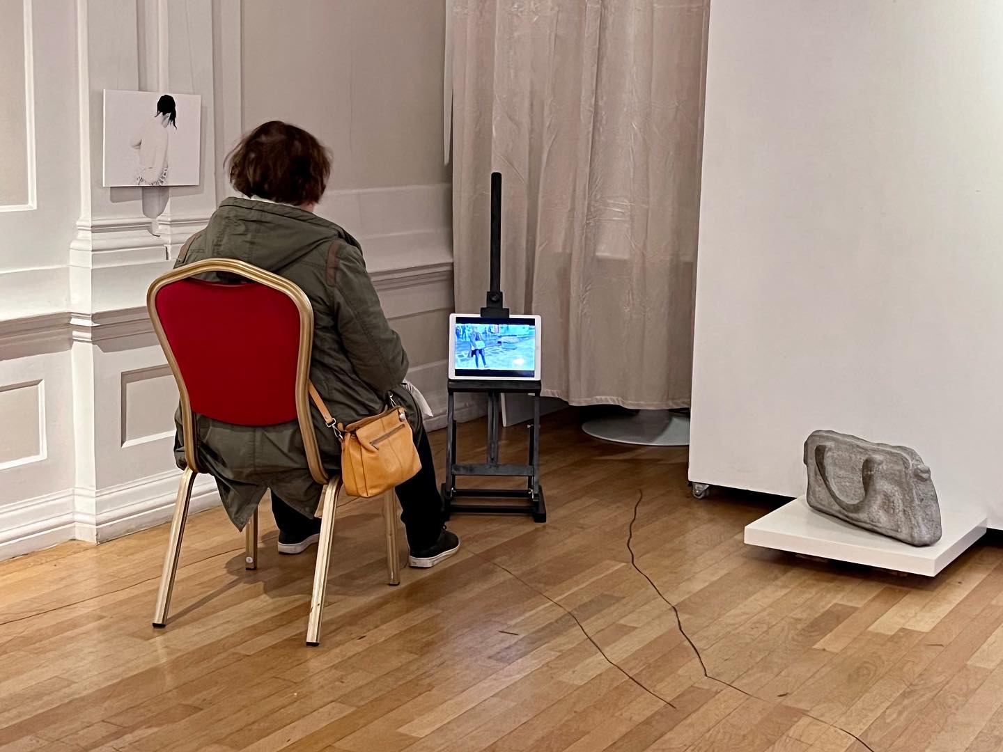 Guro Berger stilte ut skulptur og videoen "The Handbag", en performance video med A. Høgenhaug. Skulpturen "Håndveske1" (40x35x20) laget i Grorud granitt er også med i videoen. Foto: Sonja Bunes.