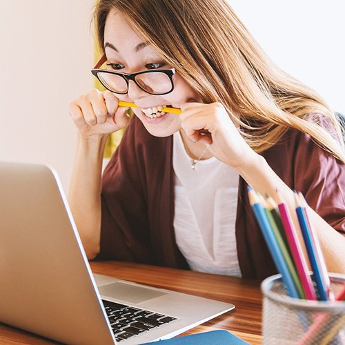 Persoon aan laptop bij softwarewerk