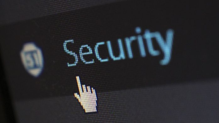 Laptopscherm met digitaal slotpictogram als symbool voor cybersecurity