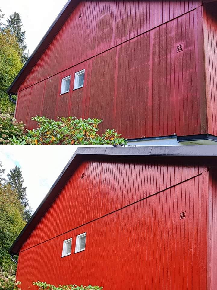 Två foton visar sidan av en röd träbyggnad. Den övre bilden har synlig smuts och ränder; den nedre bilden visar samma vägg efter att den har rengjorts, och ser mycket ljusare och mer levande ut. Två foton visar sidan av en röd träbyggnad. Den övre bilden har synlig smuts och ränder; den nedre bilden visar samma vägg efter att den har rengjorts, och ser mycket ljusare och mer levande ut.