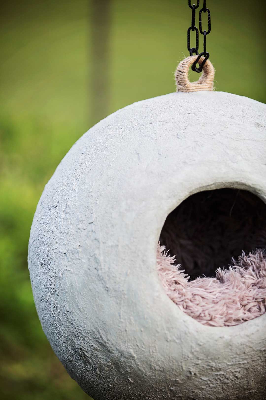 Kattenmand van beton cement kattenbol aan ketting unieke decoratie