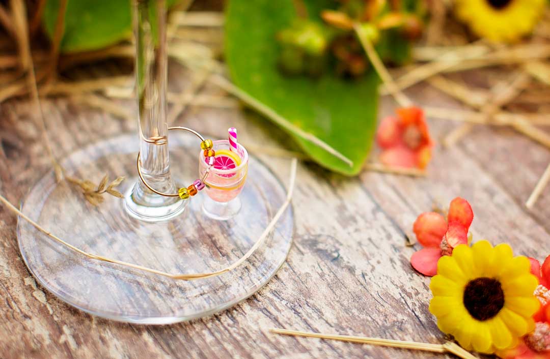 origineel cadeau uniek geschenk glasmarkers wijnglasmarkers hangertje met parels kunststof glaasje met rietje zomerdrank zomer