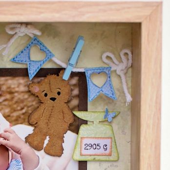 gepersonaliseerde-geboortekader uniek cadeau paper craft scrapbooking babycadeau babykamer babydecoratie origineel -detail-teddybeer-op-waslijn-geboorte-gewicht