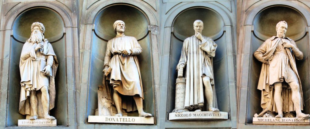 Standbeelden Leonardo da Vinci, Donatello, Machiavelli en Michelangelo op Piazzale degli Uffizi, Florence