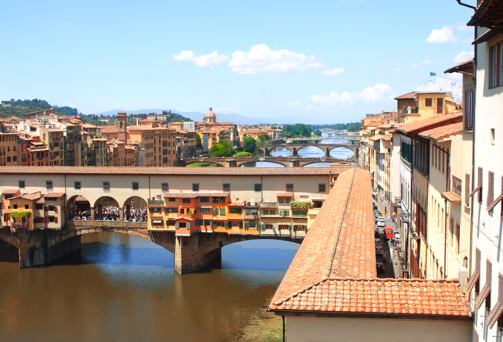 Zicht op de Corridoio Vasariano over de Arno