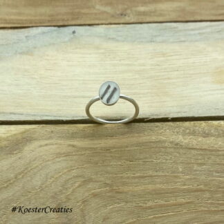 zilveren ring (ovaal, 12x10mm), gevuld met crematie-as en/of haarlokje