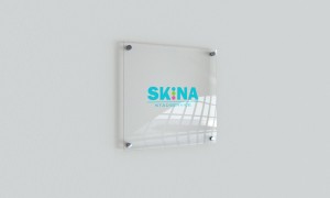 Skina Städservice logotyp på glasskiva