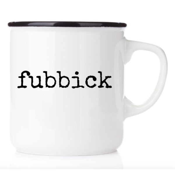 Vit emaljmugg med det skånska ordet fubbick i svart.