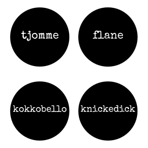 Fyra glasunderlägg i svart med vit text tjomme flane kokkobello knickedick