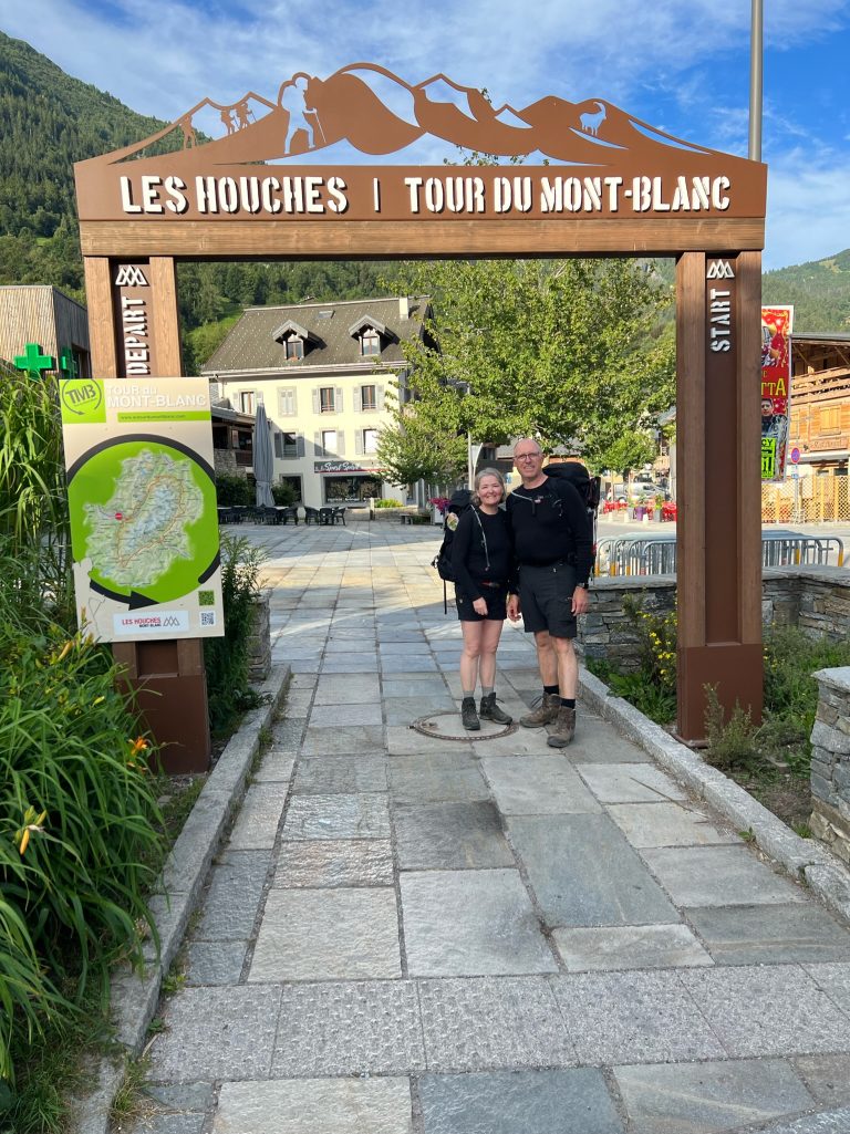 Vi skal også foreviges under startsstedet for TMB i Les Houches.