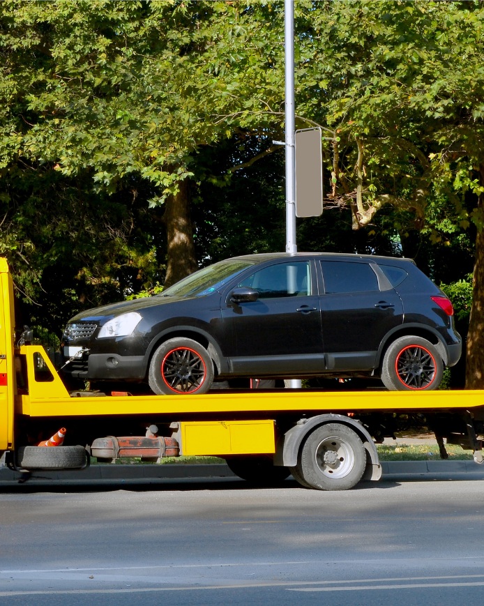 Specijalizirano vozilo vučne službe u Gornjoj Dubravi prevozi oštećeni automobil