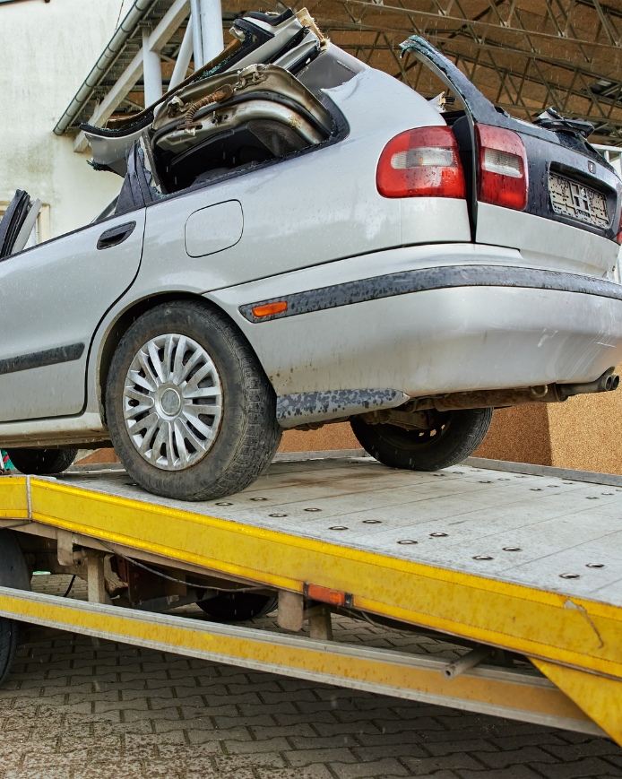 Vučna služba cijena po km – Vozilo na kamionu tijekom prijevoza prema servisu.